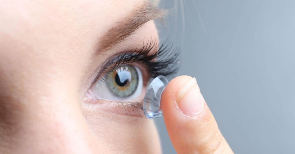5 užitočných tipov, keď začínate nosiť kontaktné šošovky